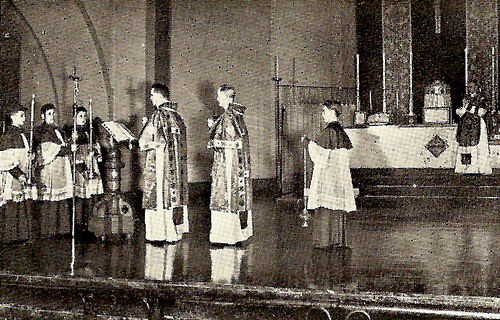 Diakon dominikański śpiewa Ewangelię (ok. 1950)