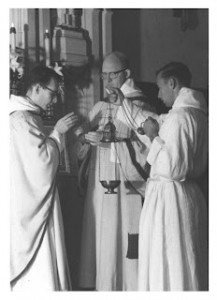Błogosławienie kadzidła i okadzanie ołtarza przez śp. o. Fabiana Parmisano w klasztorze św. Alberta Wielkiego około 1960 roku.