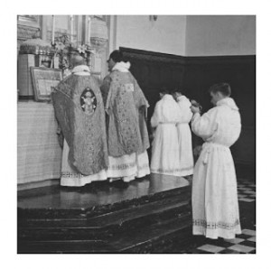 Turyferarz w pozycji podczas prefacji. Na zdjęciu widoczny jest śp. o. Joseph Fulton celebrujący Mszę w klasztorze św. Alberta Wielkiego w połowie lat 50. XX wieku.